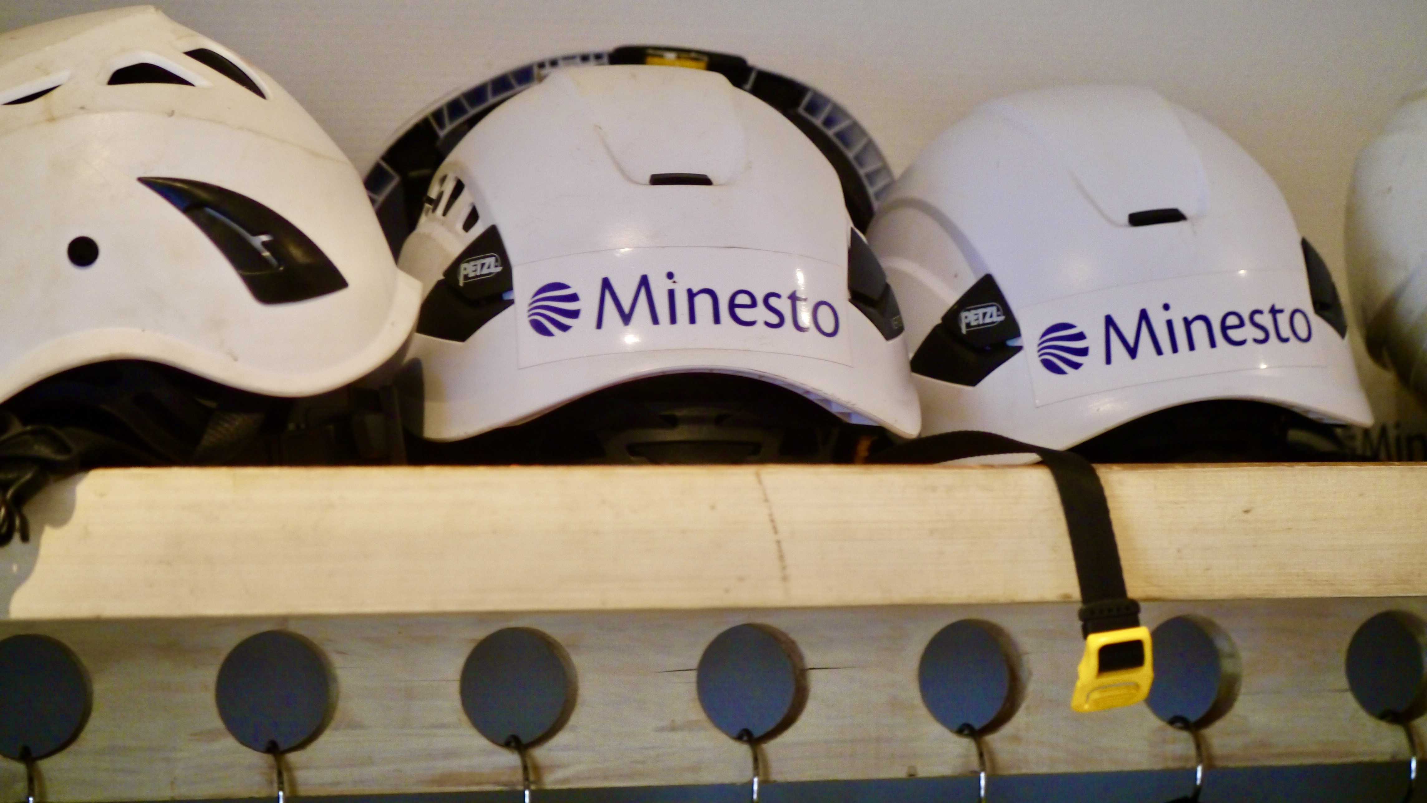 Schutzhelme mit Minesto-Logo, Vestmanna, Färöer Inseln
